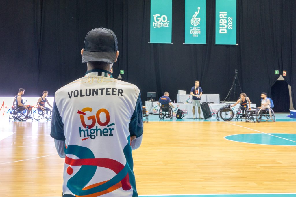 Volunteer at the Dubai 2022 Wheelchair Basketball World Championships / Volontaire aux championnats du monde de basket-ball en fauteuil roulant de Dubaï 2022